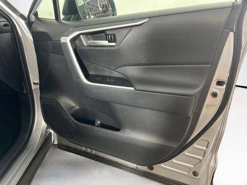 Used 2025 Toyota RAV4 XLE FWD image 31