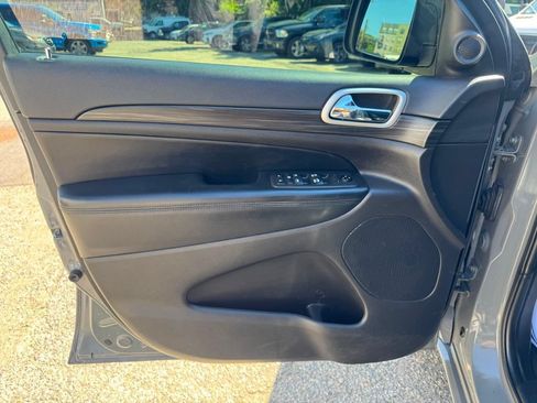 Used 2021 Jeep Grand Cherokee Laredo X AWD/4WD image 12