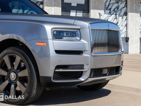 Used 2023 Rolls-Royce Cullinan w/ Cullinan Package image 2