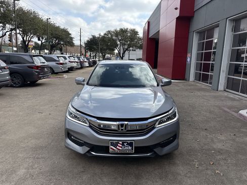 Used 2017 Honda Accord Touring image 6
