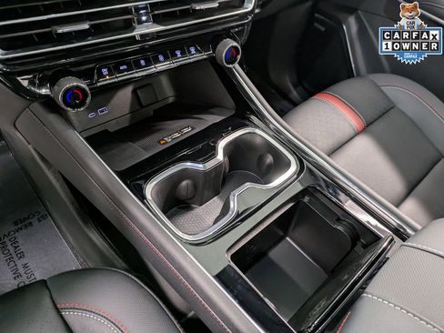 Used 2025 Chevrolet Traverse RS image 14