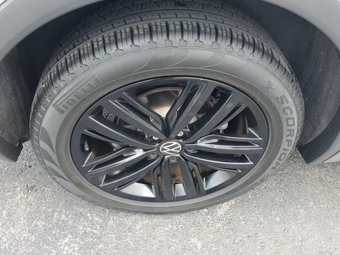 Used 2022 Volkswagen Tiguan SE R-Line image 9