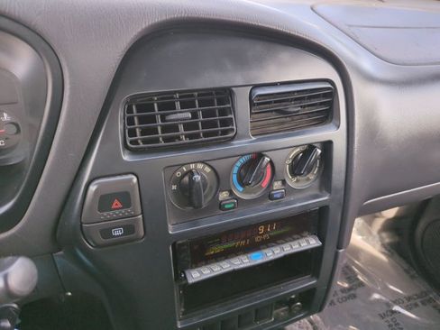 Used 1997 Nissan Pathfinder LE AWD/4WD image 14