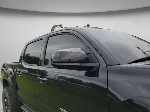 Used 2018 Toyota Tacoma SR5 RWD image 15