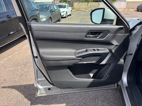 Used 2025 Nissan Pathfinder SV FWD image 18