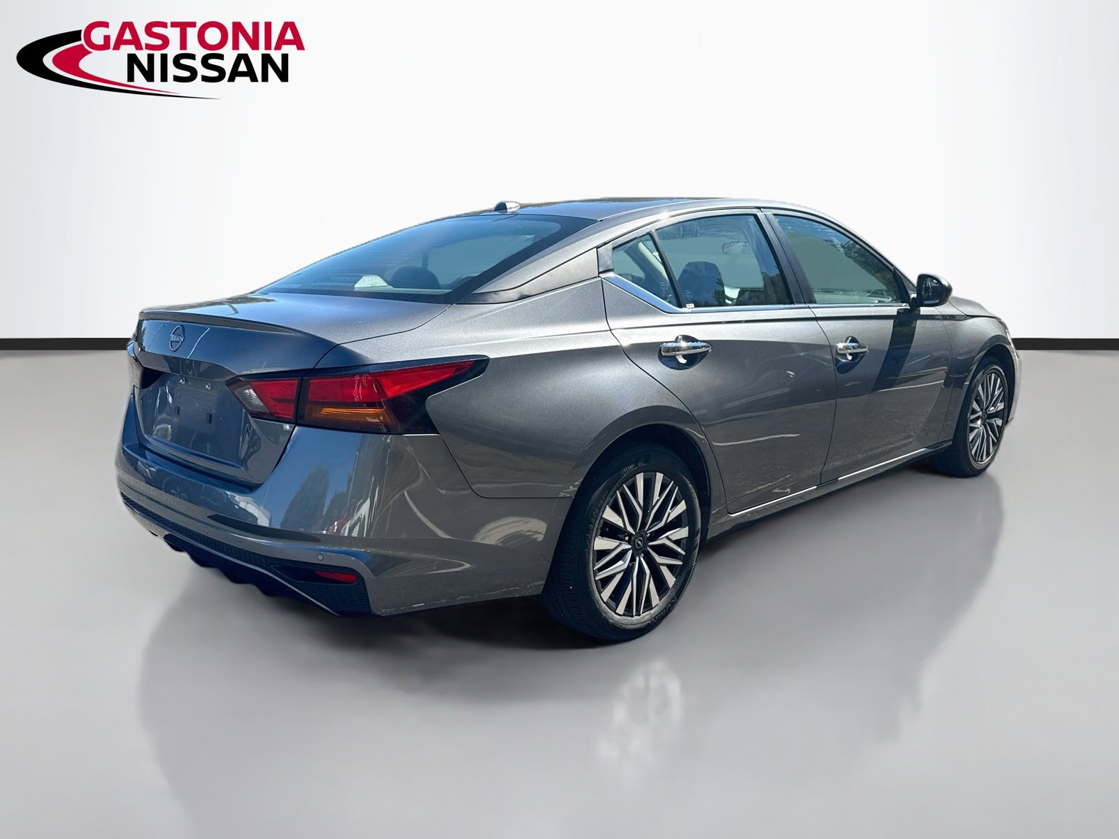 Used 2025 Nissan Altima 2.5 SV FWD image 9