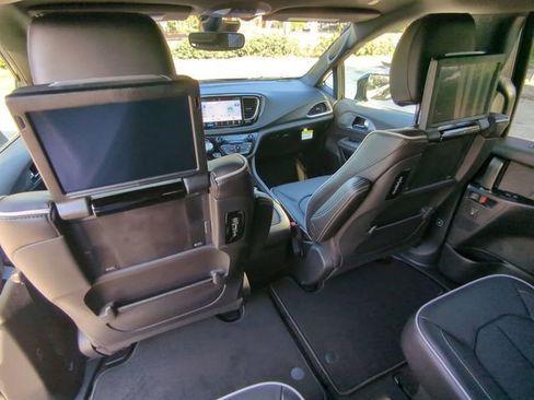 New 2026 Chrysler Pacifica Limited w/ Uconnect Theater Family Group AWD/4WD image 19