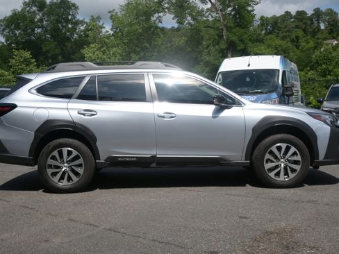 Used 2025 Subaru Outback Premium w/ Popular Package #1A AWD/4WD image 10