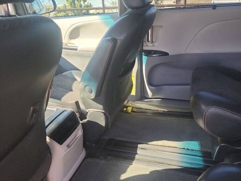 Used 2013 Toyota Sienna SE FWD image 11