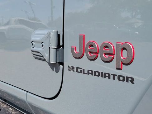 Used 2025 Jeep Gladiator Rubicon AWD/4WD image 9