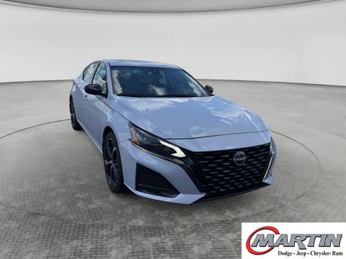 Used 2025 Nissan Altima 2.5 SR w/ SR Premium Package FWD image 3