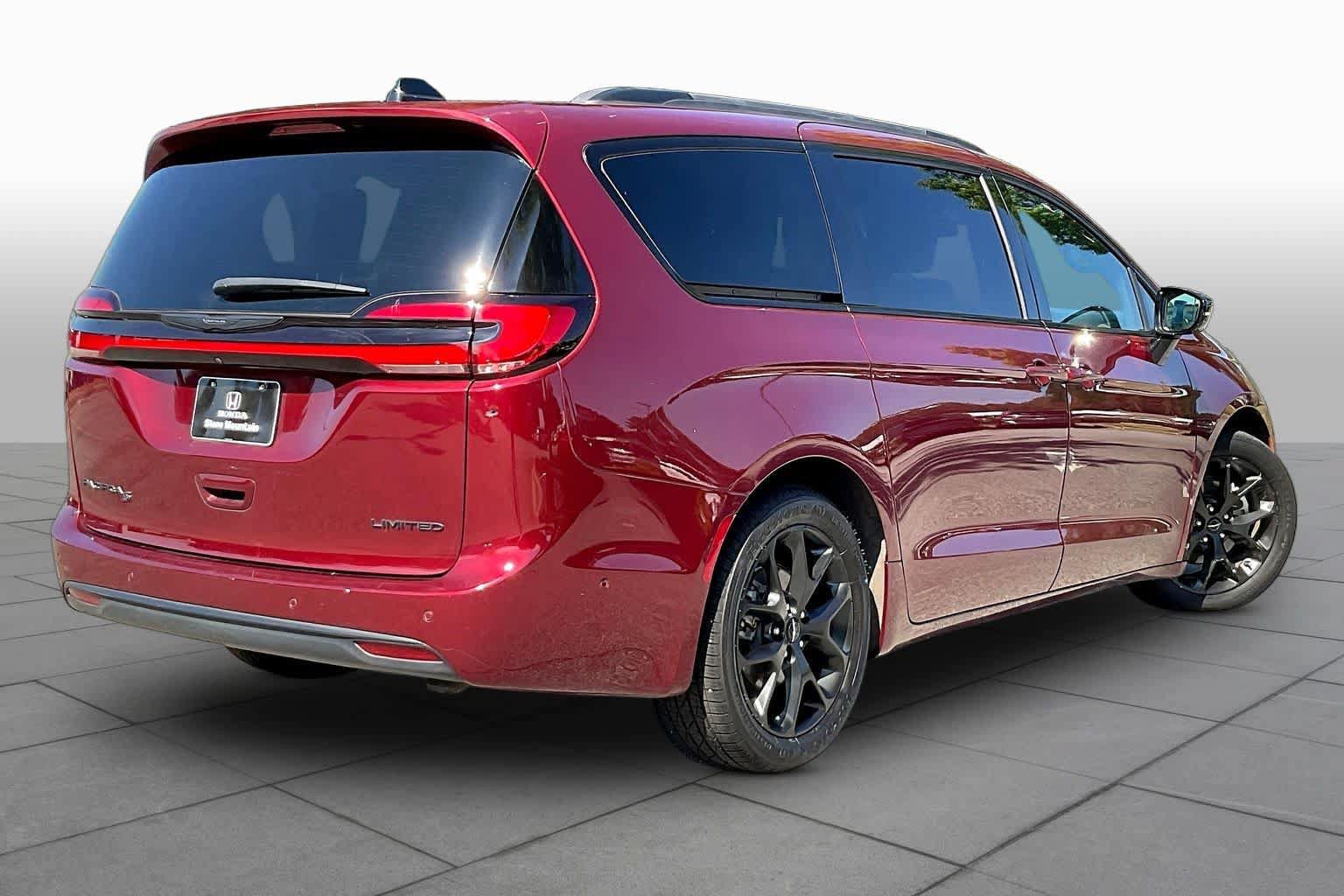 Used 2023 Chrysler Pacifica Limited w/ Uconnect Theater Family Group FWD image 13