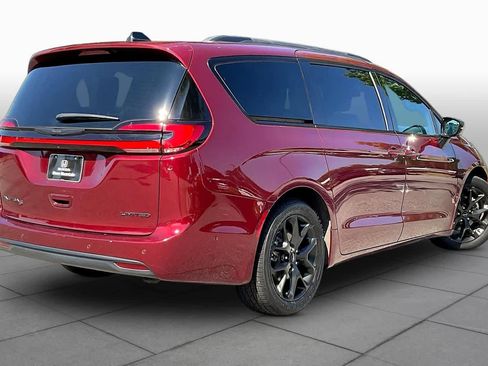 Used 2023 Chrysler Pacifica Limited w/ Uconnect Theater Family Group FWD image 13