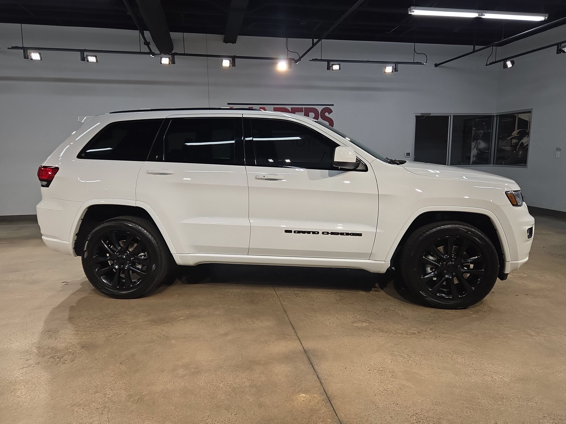 Used 2022 Jeep Grand Cherokee Laredo X AWD/4WD image 8