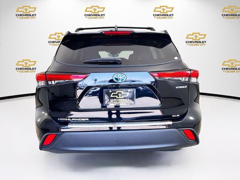 Used 2022 Toyota Highlander Bronze Edition FWD image 6