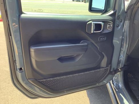 Used 2025 Jeep Wrangler Unlimited Rubicon w/ Convenience Group AWD/4WD image 9
