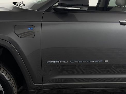 Certified 2022 Jeep Grand Cherokee Overland AWD/4WD image 12
