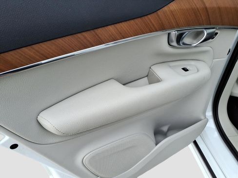 Used 2021 Volvo XC90 T6 Momentum w/ Climate Package image 17