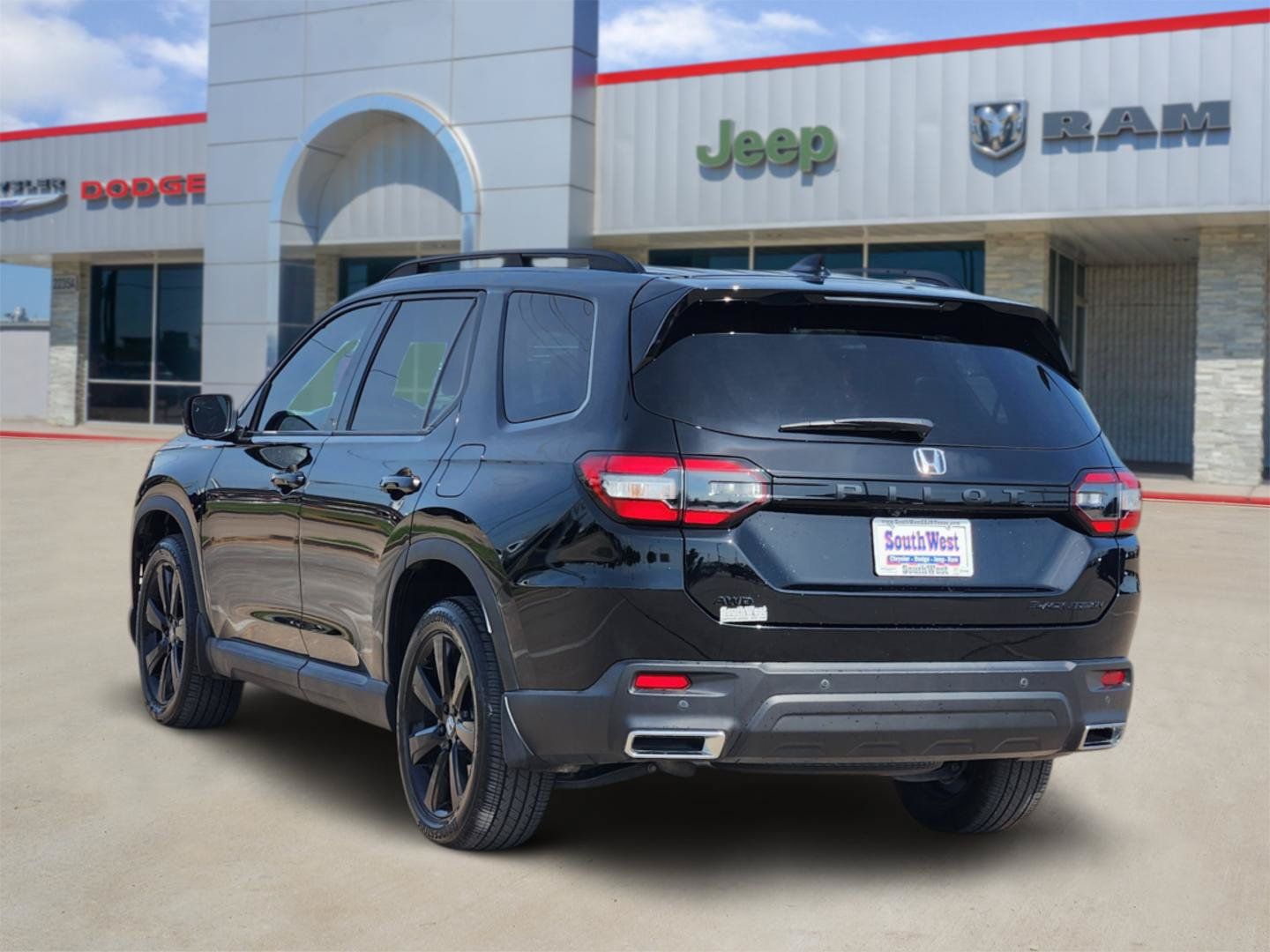 Used 2025 Honda Pilot Black Edition image 4
