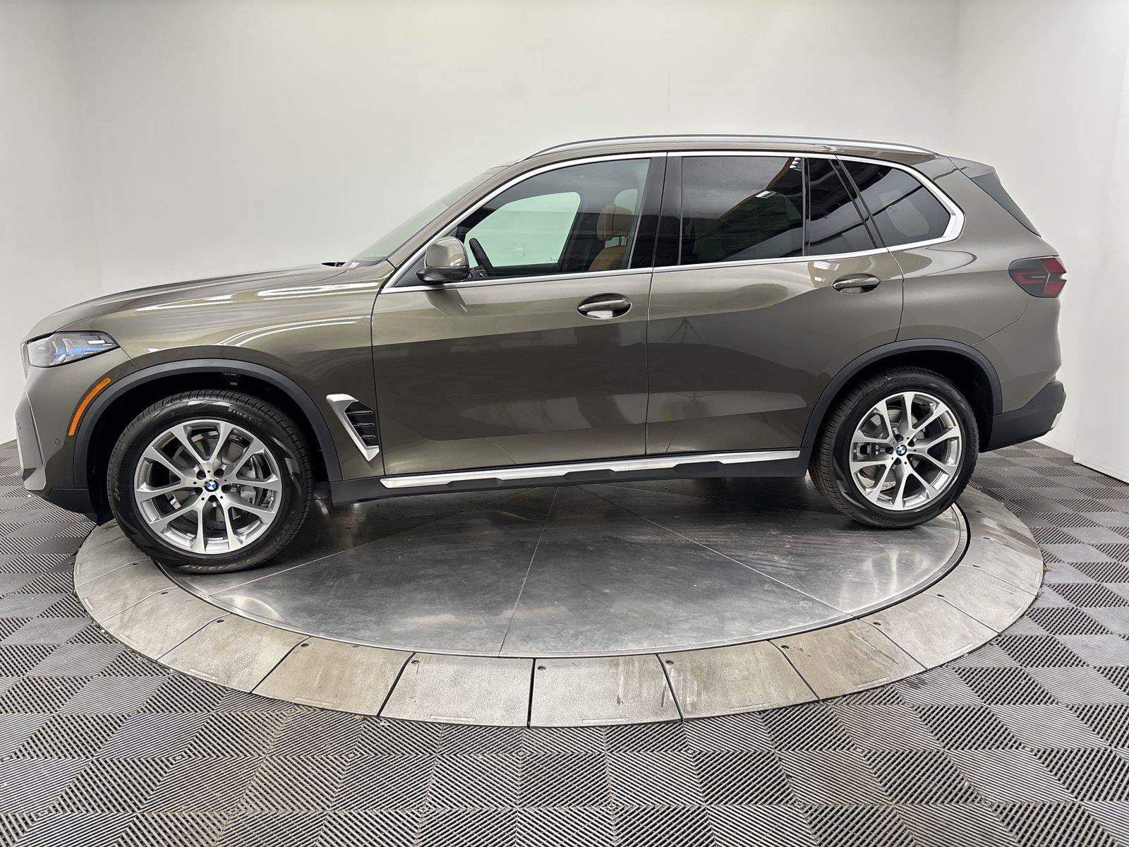New 2026 BMW X5 xDrive40i w/ Climate Comfort Package AWD/4WD image 16