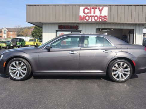 Used 2015 Chrysler 300 C w/ Light Group image 10