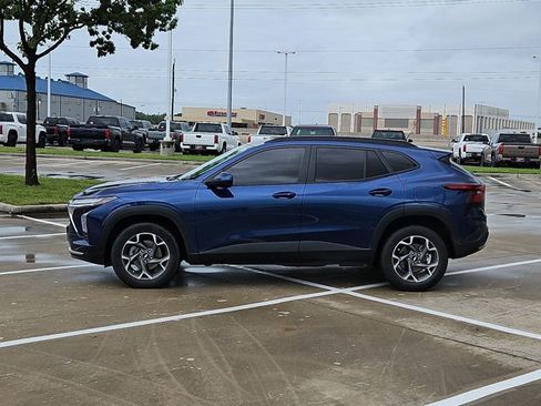 Used 2024 Chevrolet Trax LT w/ Sunroof Package FWD image 8