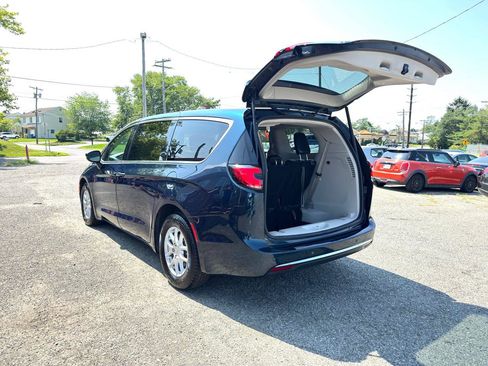 Used 2023 Chrysler Pacifica Touring-L FWD image 36