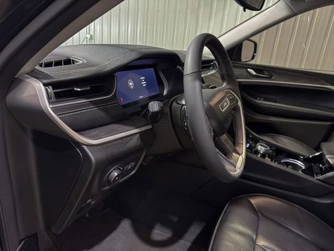 Used 2023 Jeep Grand Cherokee L Limited w/ Black Appearance Package AWD/4WD image 12
