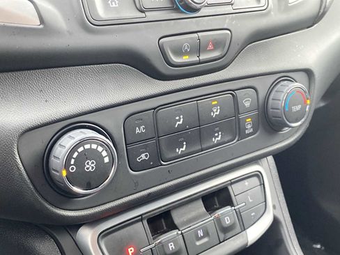 Used 2024 GMC Terrain SLE image 27