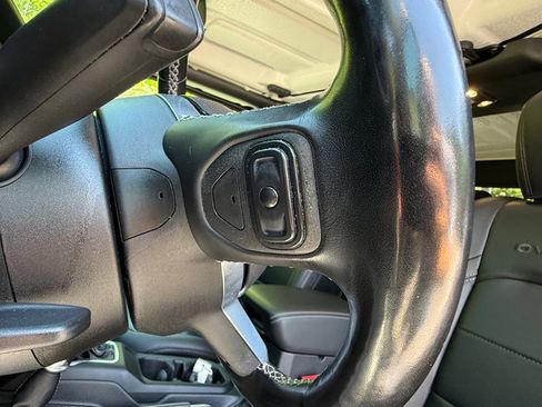 Used 2021 Jeep Gladiator Overland AWD/4WD image 14