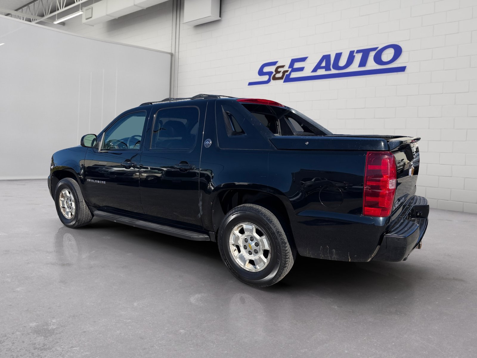 Used 2013 Chevrolet Avalanche LS AWD/4WD image 3