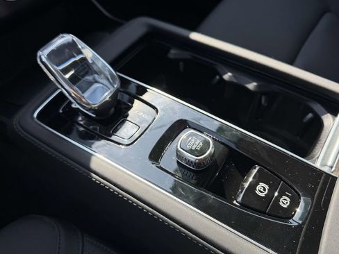 Certified 2025 Volvo XC90 T8 Plus w/ Protection Package Premier AWD/4WD image 8