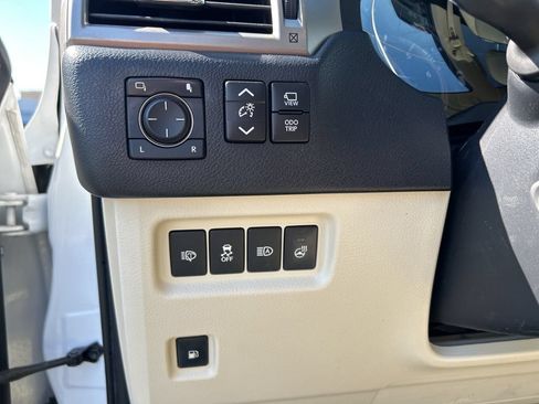 Used 2021 Lexus GX 460 Luxury w/ Accessory Package AWD/4WD image 31