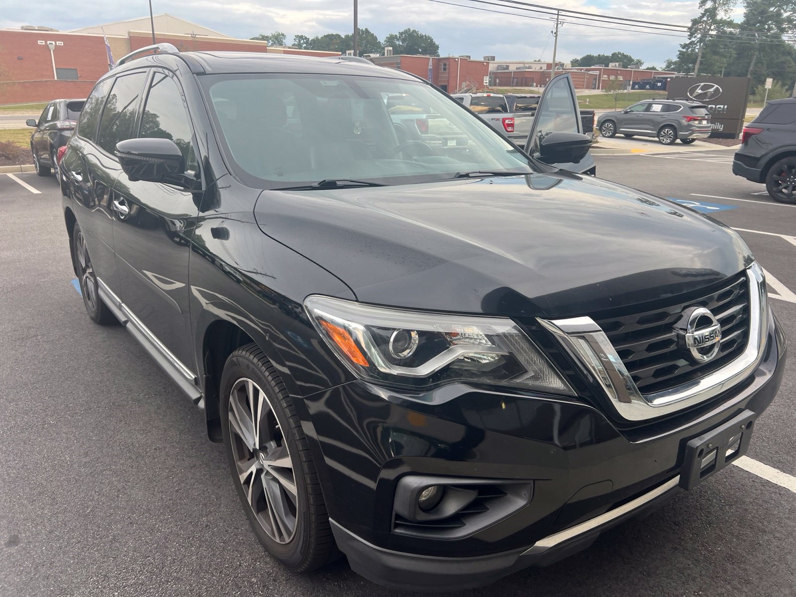 Used 2018 Nissan Pathfinder Platinum AWD/4WD image 1