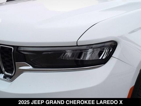 Used 2025 Jeep Grand Cherokee Laredo X AWD/4WD image 10