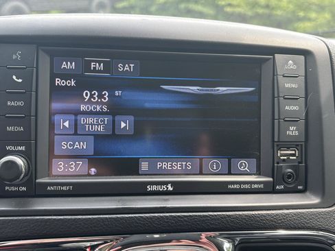 Used 2016 Chrysler Town & Country Touring FWD image 13