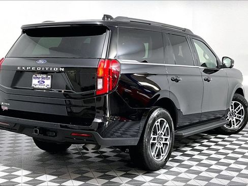 Used 2025 Ford Expedition Active RWD image 12