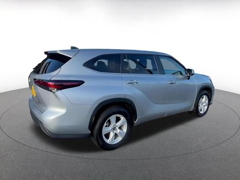 Used 2025 Toyota Highlander LE FWD image 13