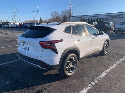 Used 2025 Chevrolet Trax LT w/ LT Convenience Package image 7