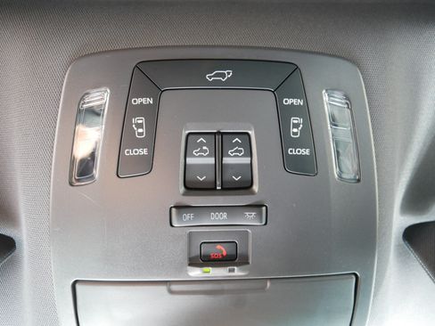 Used 2022 Toyota Sienna XSE w/ XSE Plus Package FWD image 33