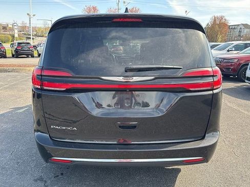 Used 2023 Chrysler Pacifica Touring-L image 7