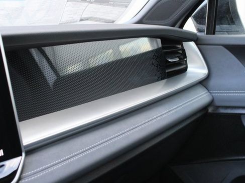 New 2026 Volkswagen Tiguan SE R-Line FWD image 19