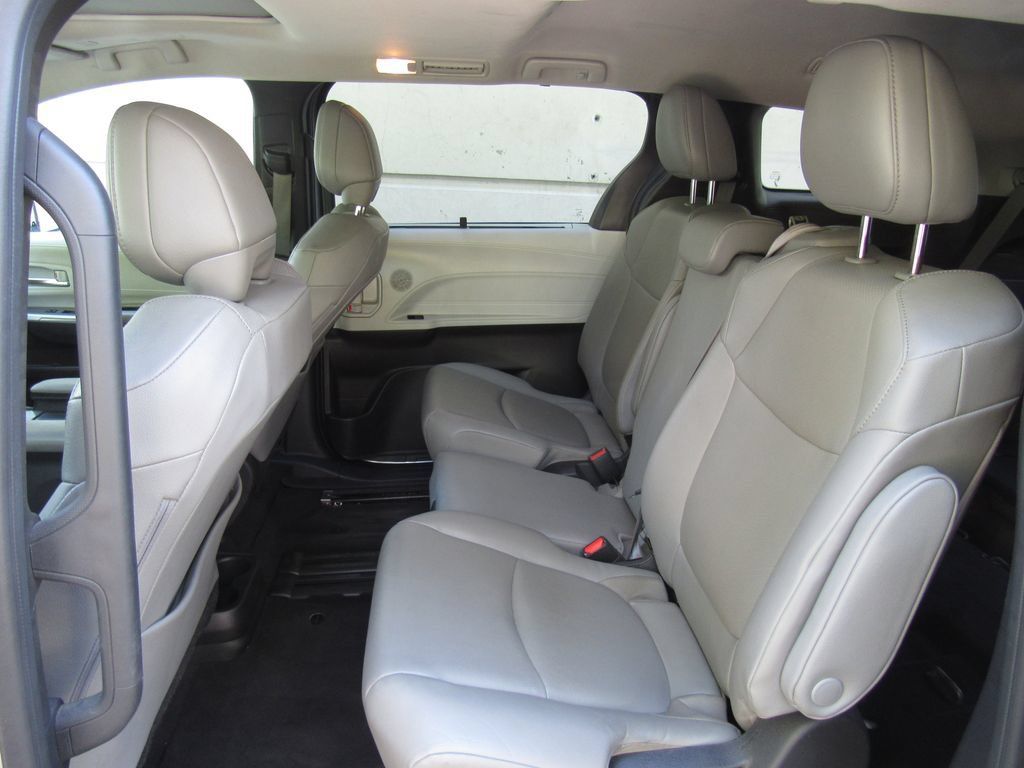 Certified 2025 Toyota Sienna XLE FWD image 16