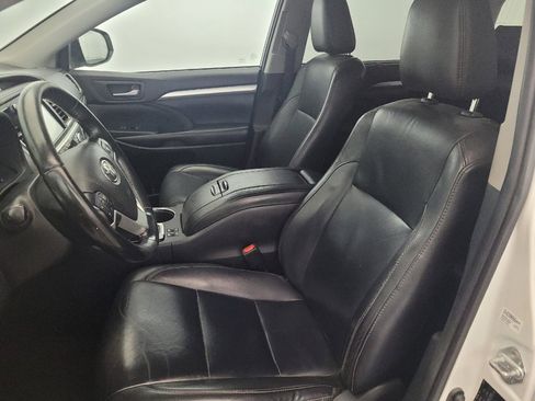 Used 2019 Toyota Highlander XLE AWD/4WD image 17