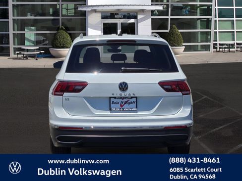 Certified 2023 Volkswagen Tiguan SE w/ Panoramic Sunroof Package FWD image 5
