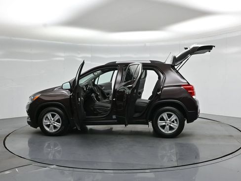Used 2020 Chevrolet Trax LT w/ LT Convenience Package FWD image 31
