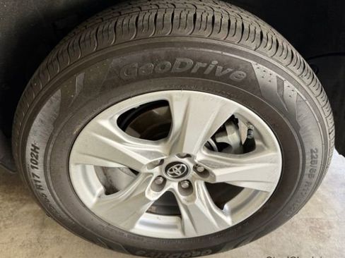 Used 2019 Toyota RAV4 XLE image 28