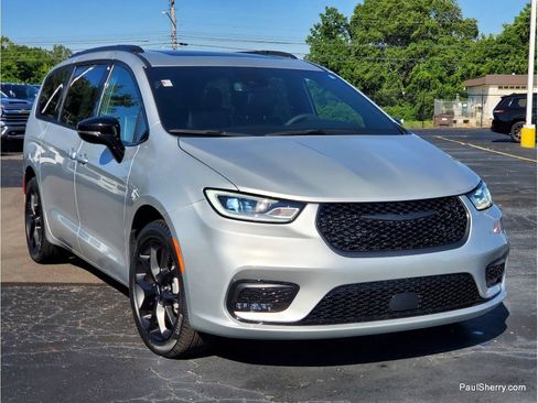 Used 2024 Chrysler Pacifica Limited w/ S Appearance Package AWD/4WD image 8
