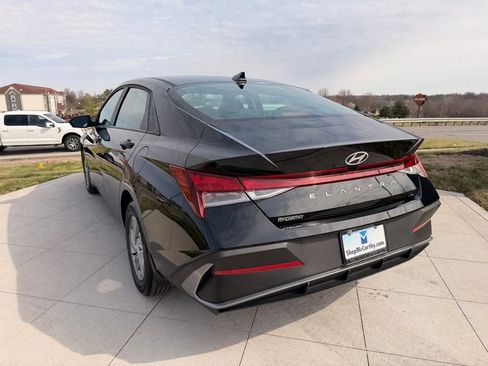 Used 2025 Hyundai Elantra SE FWD image 3