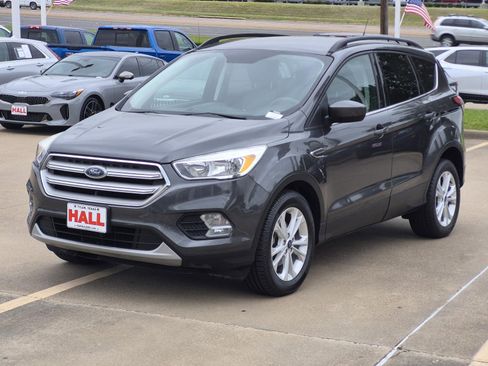 Used 2018 Ford Escape SE FWD image 3